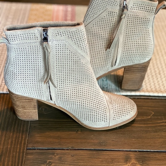 Toms size 8 tan suede Boots - Picture 2 of 6